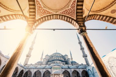 Gün ışığında Mavi Camii manzarası. İstanbul, Türkiye.