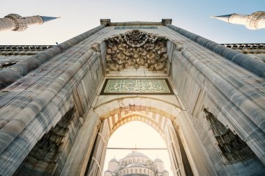 Gün ışığında Kisultan Camii'nin giriş kapısı. İstanbul, Türkiye.