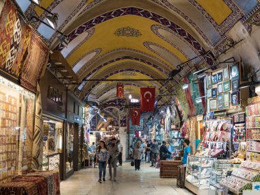 İstanbul, Türkiye - Nisan 2018: 61 kapalı sokak ve İstanbul'da 3.000'den fazla mağazasıyla dünyanın en büyük ve en eski kapalı pazarlarından biri olan Kapalıçarşı.