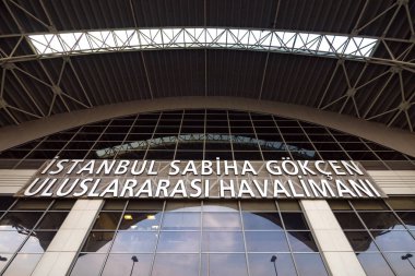 İstanbul, Türkiye - Nisan 2018: Sabiha Gökçen Uluslararası Havalimanı giriş tabelası. 