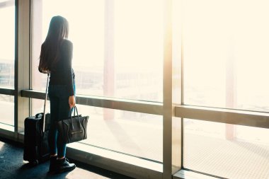 Havaalanında güneş ışığında fotokopi çekilen kadın portresi. Seyahat için yaşam tarzı kavramı.