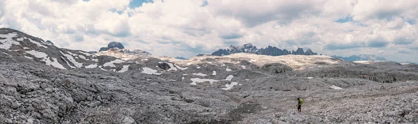 Vista Panorámica Del Hombre Caminando Sobre Meseta Montañas Dolomitas Italia —  Fotos de Stock