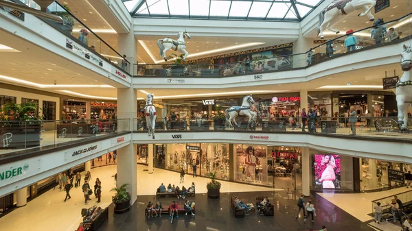 Berlin, deutschland - ca. juli 2017: shopping center interior vie — Stockfoto