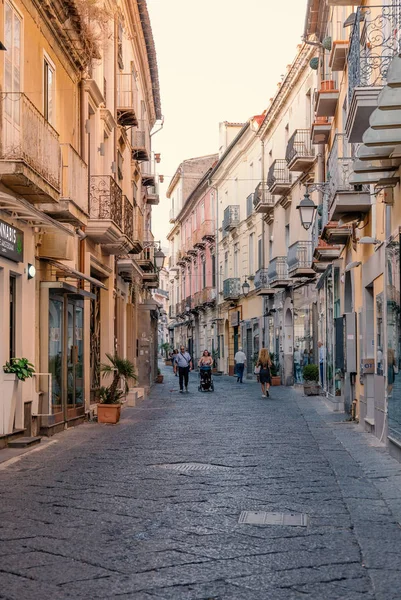 カゼルタ イタリア 2017 典型的なイタリアの歴史的な通りで街の中心部を歩く人々 — ストック写真