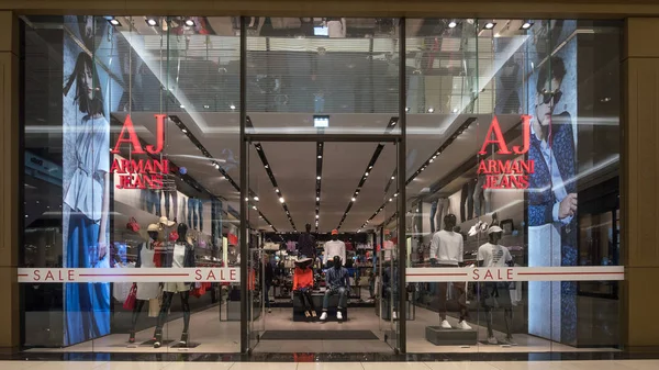 BERLÍN, ALEMANIA - CIRCA JULIO, 2017: Ventana de la tienda Armani Jeans. A — Foto de Stock