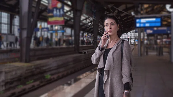 Portrait Jeune Femme Dans Une Gare Parlant Téléphone Concept Style — Photo