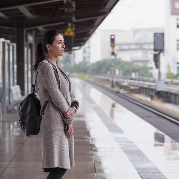 Ritratto Giovane Donna Attesa Alla Stazione Ferroviaria Berlino Germania — Foto Stock