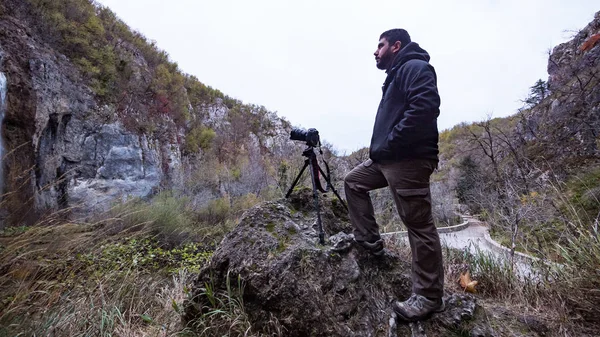 专业摄影师在Plitvice湖国家公园内拍照 克罗地亚 — 图库照片