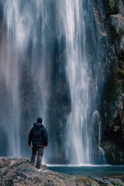 Widok Tyłu Człowieka Patrząc Wodospad Park Narodowy Jezior Plitwickich Chorwacja — Zdjęcie stockowe