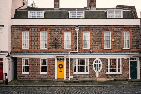 Vista Urbana Edifício Com Porta Amarela Londres — Fotografia de Stock