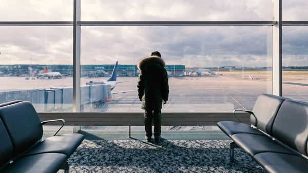 Хлопчик Стоїть Всередині Кімнати Очікування Дивиться Вікно Літаках Міжнародному Аеропорту — стокове фото