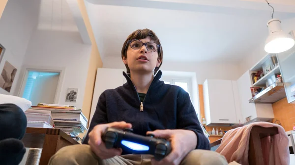 Video Oyunlarında Oynayan Küçük Bir Çocuk Elinde Bir Kumanda Tutuyordu — Stok fotoğraf