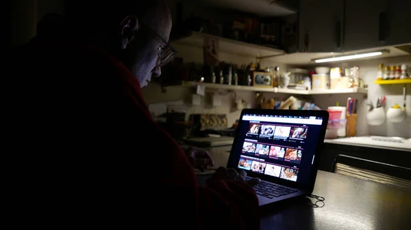 Mann Schaut Pornografische Webseite Auf Laptop Und Sucht Nachts Hause — Stockfoto