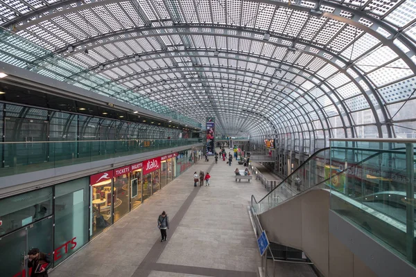 Turín Itálie Únor 2018 Cestovatelé Železniční Stanici Torino Porta Susa — Stock fotografie