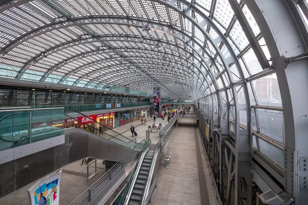 意大利都灵 2018年2月 都灵波尔塔苏萨火车站的旅客 城市的主要中央车站 — 图库照片