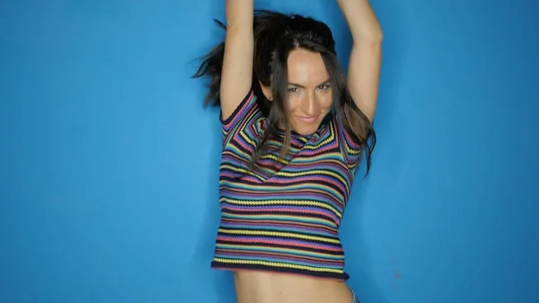 Bella Funky Lentiggini Donna Ritratto Colorato Ballare Sullo Sfondo Blu — Foto Stock