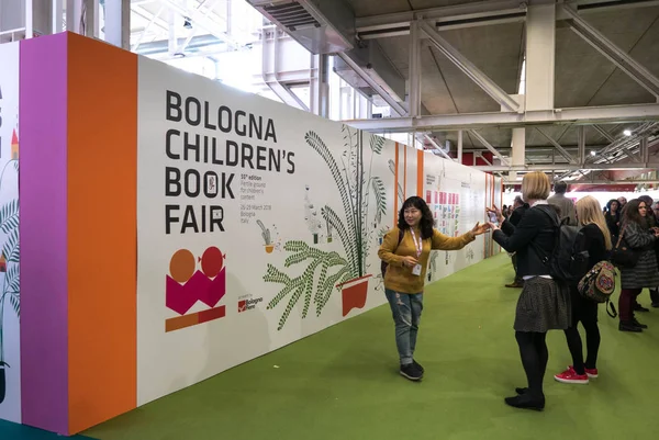 Bologna, Italië-26 maart 2018: mensen die een bezoek brengen aan Bologna Kindere — Stockfoto