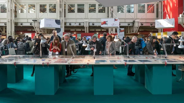 Bologna, Italië-26 maart 2018: mensen die een bezoek brengen aan Bologna Kindere — Stockfoto