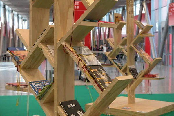 Bologna, italien - 26. März 2018: Bücherregal im Inneren von bologna childr — Stockfoto