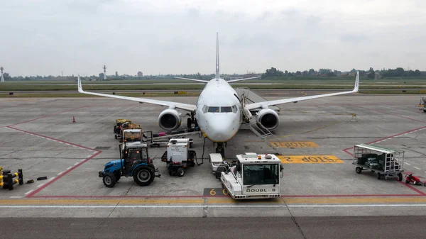 BOLOGNA, ITALIA - MAYO 2018: Mantenimiento de aviones en el aeropuerto de Bolonia — Foto de Stock