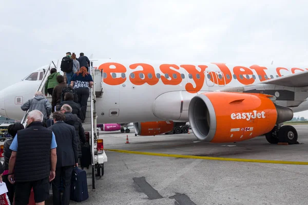 London June 2018 Passengers Boarding Easy Jet Airplane Gatwick Airport — Stock Photo, Image