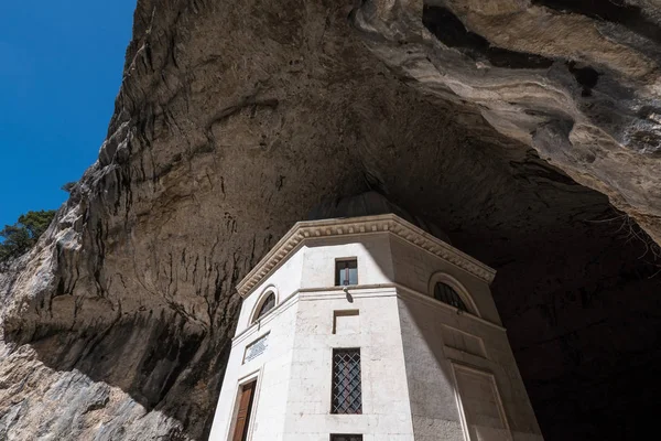 Templo Valadier Impresionante Santuario Piedra Aldea Genga Además Las Cuevas —  Fotos de Stock