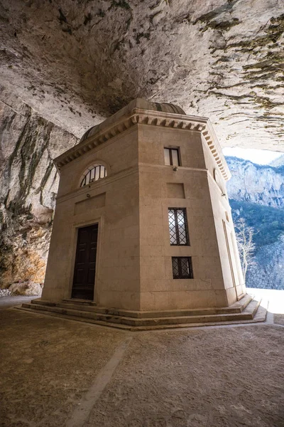 Valadier Tapınağı Ziyaret Turistler Frasassi Mağaralar Yanı Sıra Genga Köyünde — Stok fotoğraf