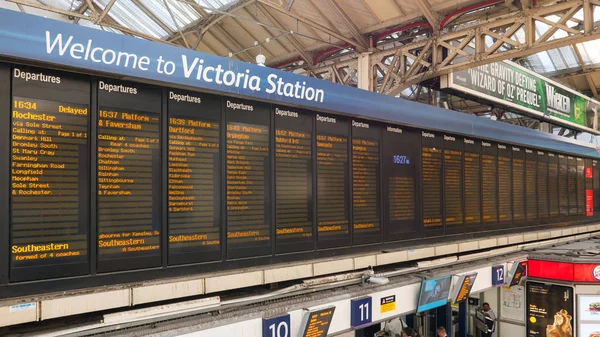 London Vereinigtes Königreich Mai 2018 Fahrplan Viktoria Bahnhof — Stockfoto