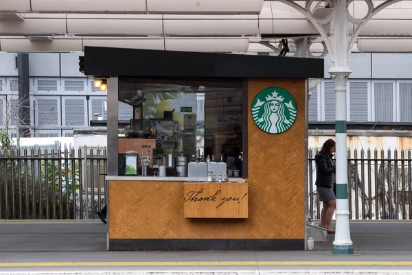 Londen Verenigd Koninkrijk Circa Mei 2018 Starbucks Winkel Croydon Station — Stockfoto