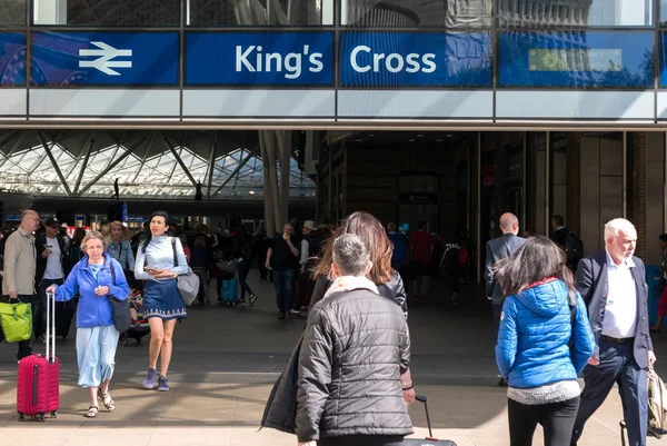 London Vereinigtes Königreich Mai 2018 Menschen Betreten Den Bahnhof King — Stockfoto