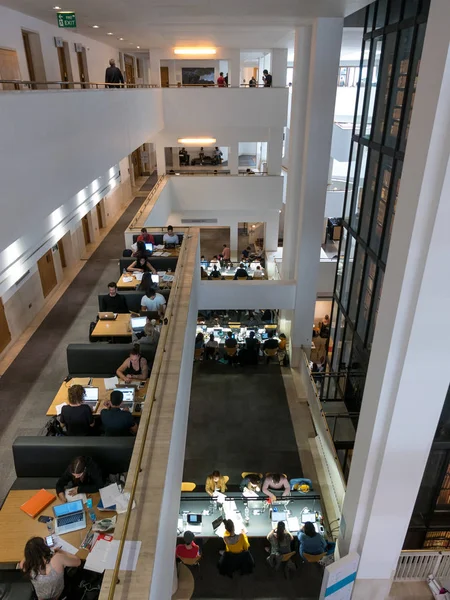 Londres Reino Unido Circa May 2018 Estudiantes Dentro Biblioteca Británica — Foto de Stock