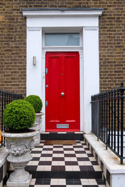 Здание с красной дверью в Лондоне
.