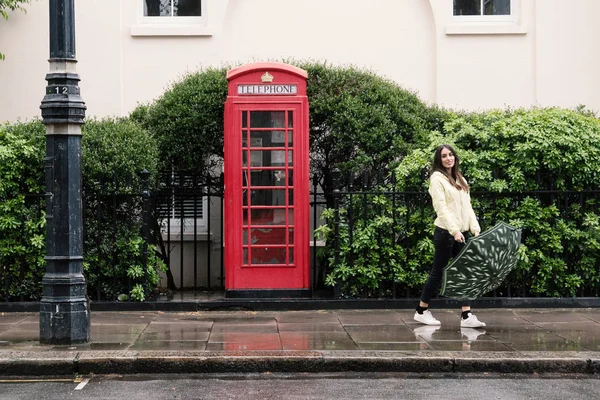 Junge Frau Bei Regen Nahe Roter Telefonzelle London Porträtiert — Stockfoto