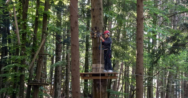 木登り公園で楽しみを持っている若い男の子 — ストック写真