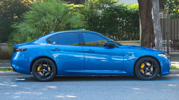 Blue Alfa Romeo Giulia Βελοέ Πλευρική Όψη — Φωτογραφία Αρχείου