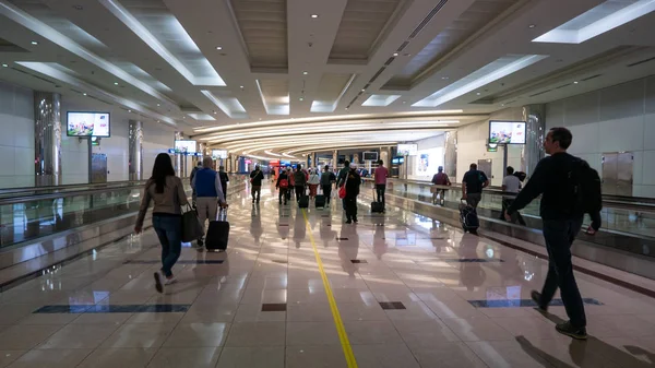 Dubai Octubre 2018 Personas Que Llegan Terminal Del Aeropuerto — Foto de Stock