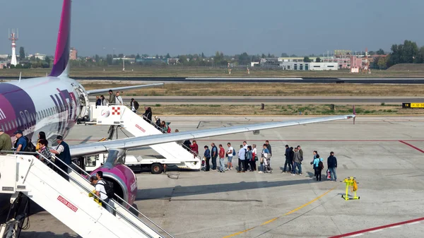 Personas Que Embarcan Avión Wizzair Jet Aeropuerto Bolonia Italia — Foto de Stock