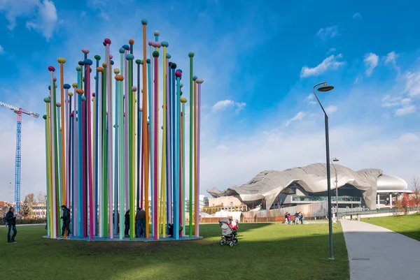 Citylife park içinde Marthine Tayou tarafından Coloris soyut yükleme ve yürüyüş insanlar