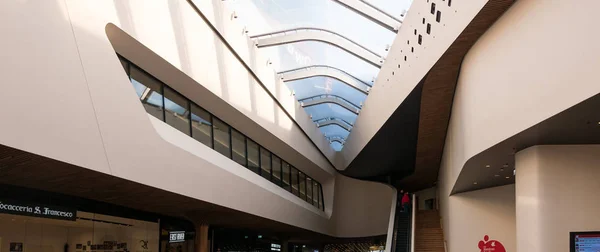 Centro Comercial Vista Interior Techo Cristal Luz Del Sol — Foto de Stock