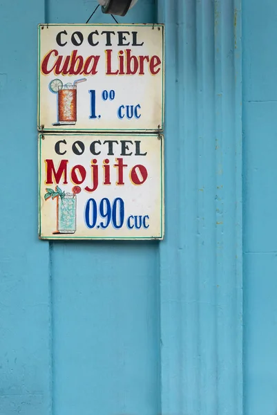古巴自由与莫吉托鸡尾酒酒招牌在蓝色墙背景在古巴 — 图库照片