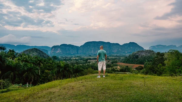 Muž Hledící Údolí Viales Kubě Panoramatický Obrázek — Stock fotografie