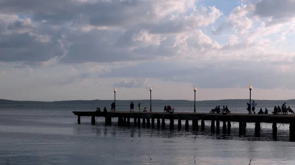码头与日落时分的人的剪影 西恩富戈斯 — 图库照片