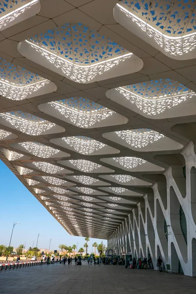 Marakeş, Fas - Nisan 2019: Menara Havaalanı'nın dış görünümünde turistler yürüyor. Marakeş-Tensift-El Haouz bölgesinin başkenti Marakeş'e hizmet veren uluslararası bir havaalanıdır.. 