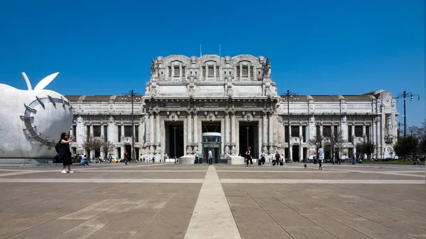 Fassade Des Mailänder Hauptbahnhofs Mit Menschen Sonnenlicht — Stockfoto