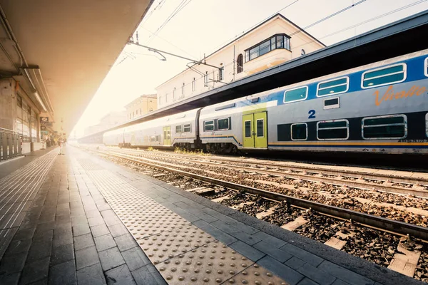 Bolognas Järnvägs Station Med Tunnelbanor Solsken — Stockfoto