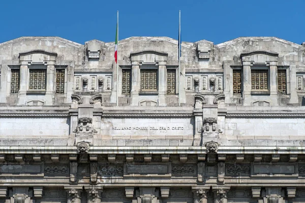 Laubsägearbeiten Der Fassade Des Hauptbahnhofs Sonnenlicht Mit Blauem Himmel Mailand — Stockfoto