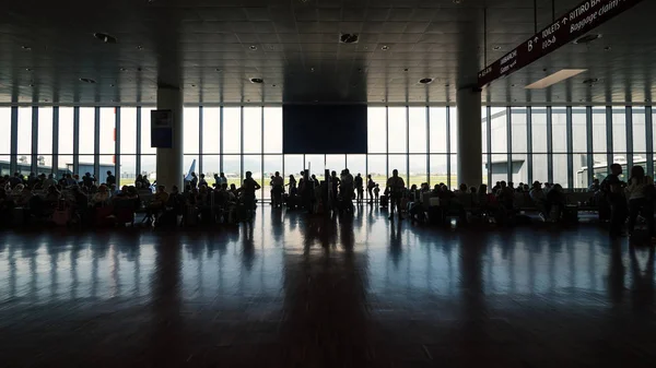 Internationale Luchthaven Interieur Uitzicht Met Mensen Silhouetten — Stockfoto