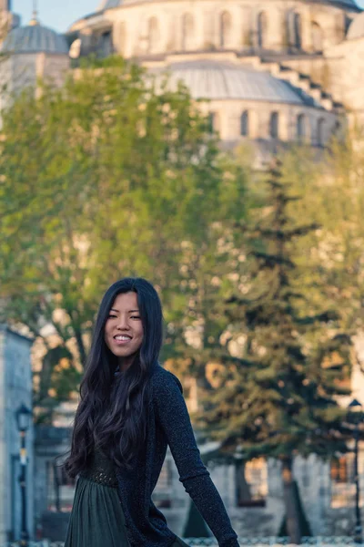 Молода Китайська Туристична Жінка Перед Блакитною Мечеттю Стамбул Туреччина — стокове фото