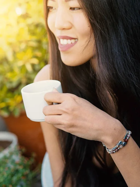 Femme Heureuse Buvant Café Lumière Naturelle — Photo