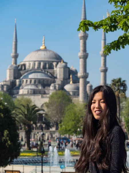 Молодая Китайская Туристка Перед Голубой Мечетью Стамбул Турция — стоковое фото